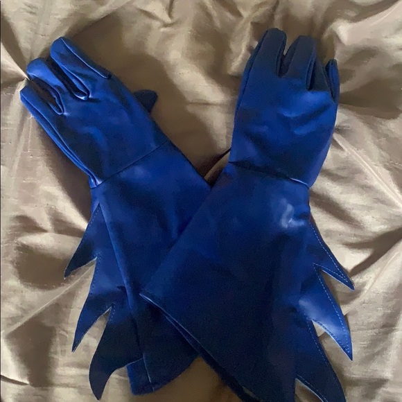 Rubber youth Batman gloves!